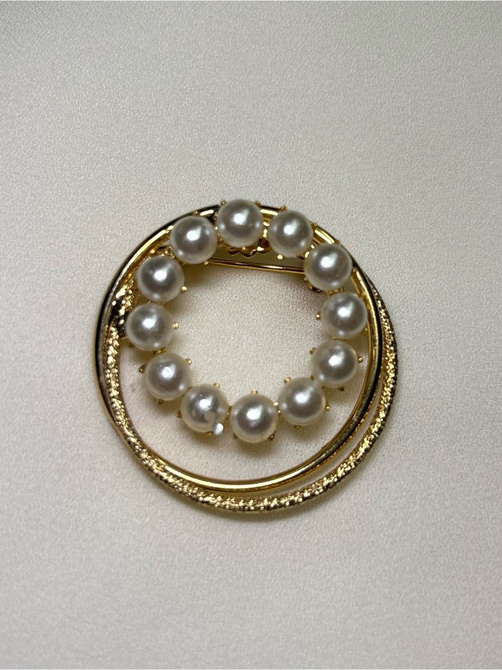 Gold Tone Faux Pearl Circle Brooch Pin Classic Jewelry